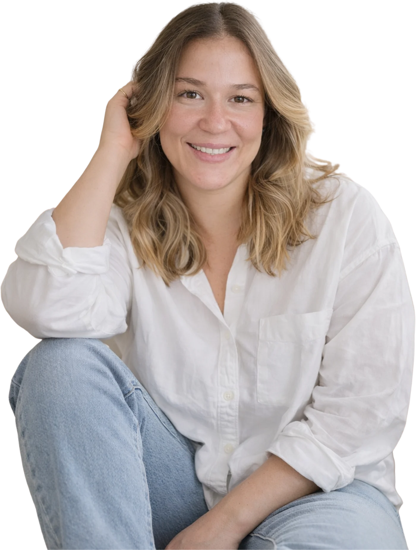 Laís, who teaches Portuguese and English at Learn with Laís, sitting and smiling at the camera